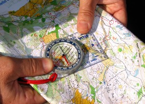 strumenti per orienteering - bussola e cartina